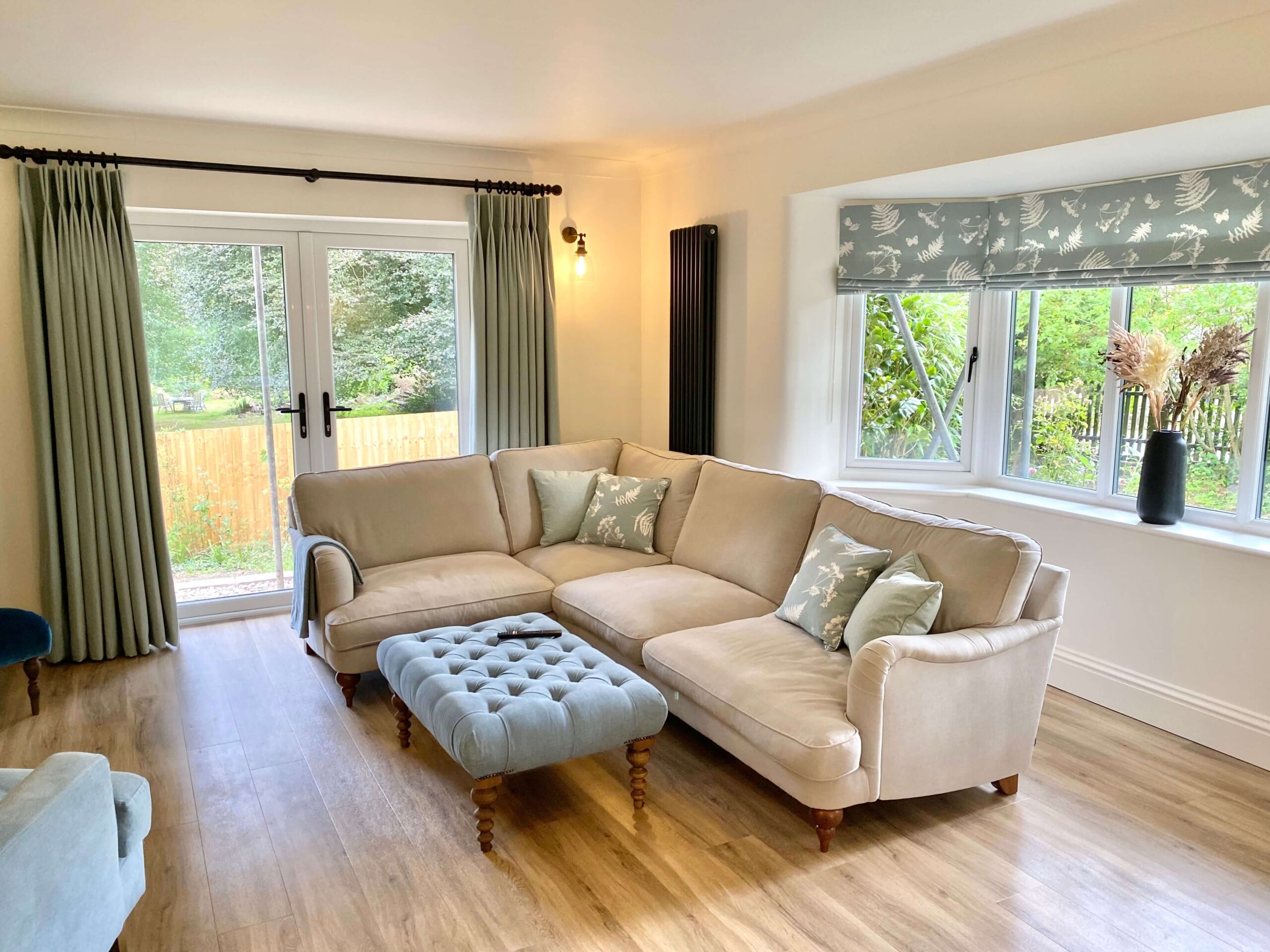 Neutral toned sitting room with blue accents